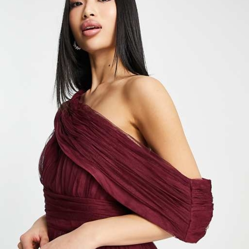 Elegant Burgundy One-Shoulder Gown - Picture 6 of 8